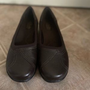 Clarks bendable a flat dark brown shoes